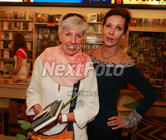 10001 Marcela Brezinova Marta Krampolova