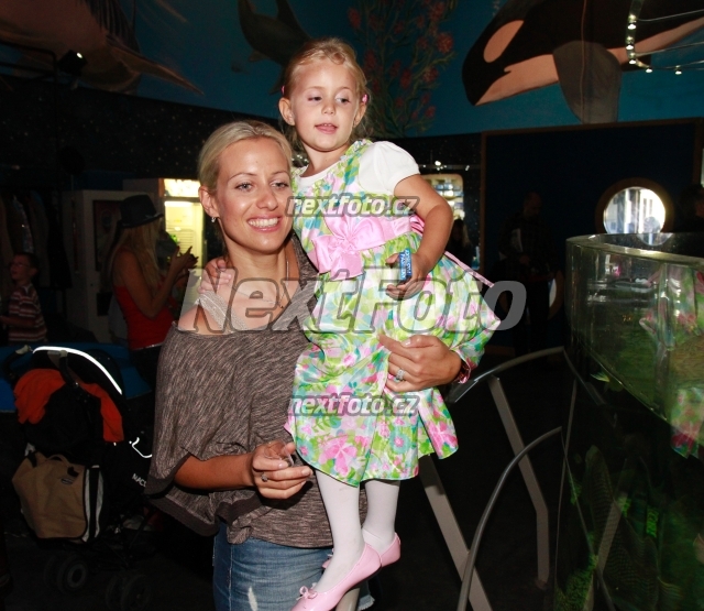 9225 Tereza Matlova Emily Ann Janeckova