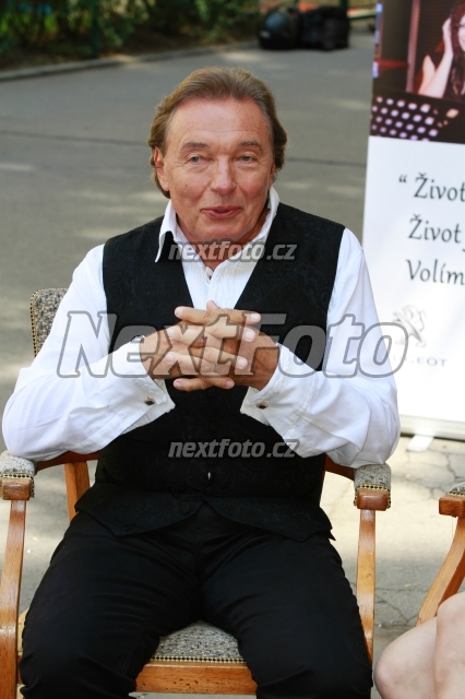 7136 Karel Gott
