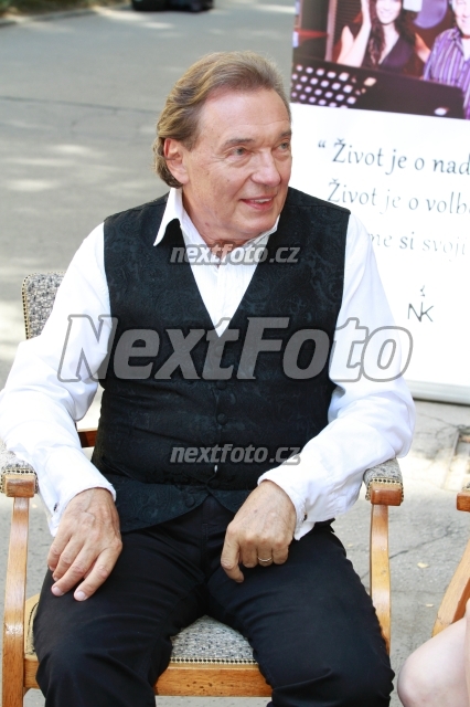 7151 Karel Gott