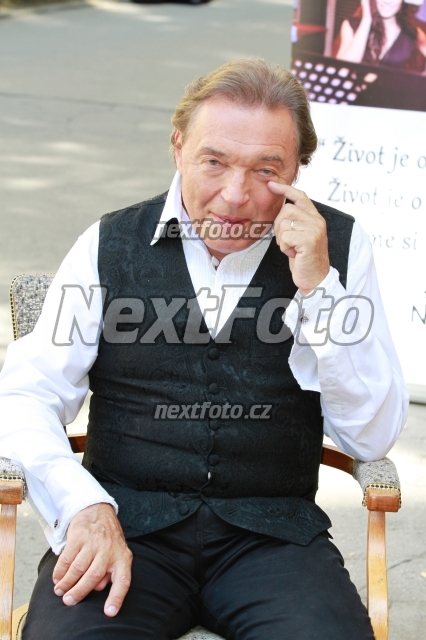 7155 Karel Gott