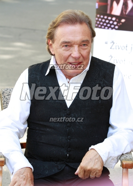 7157 Karel Gott