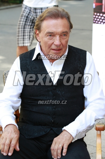 7194 Karel Gott
