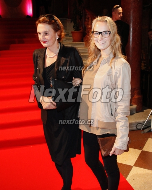 8000 Eva Holubova Karolina Holubova